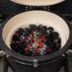 Glühende Holzkohle im Feuerkorb des Kamados.