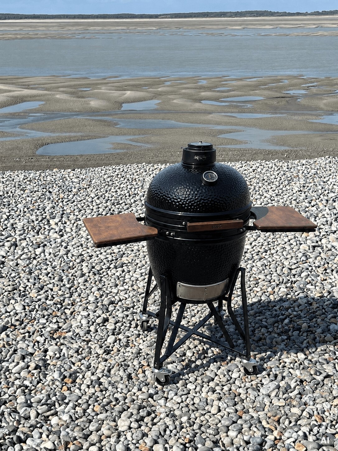 Geschlossener Kamado Grill am Kiesstrand im Wattenmeer.