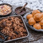 Saftiges Pulled Pork mit Brötchen und Coleslaw, frisch vom Kamado.